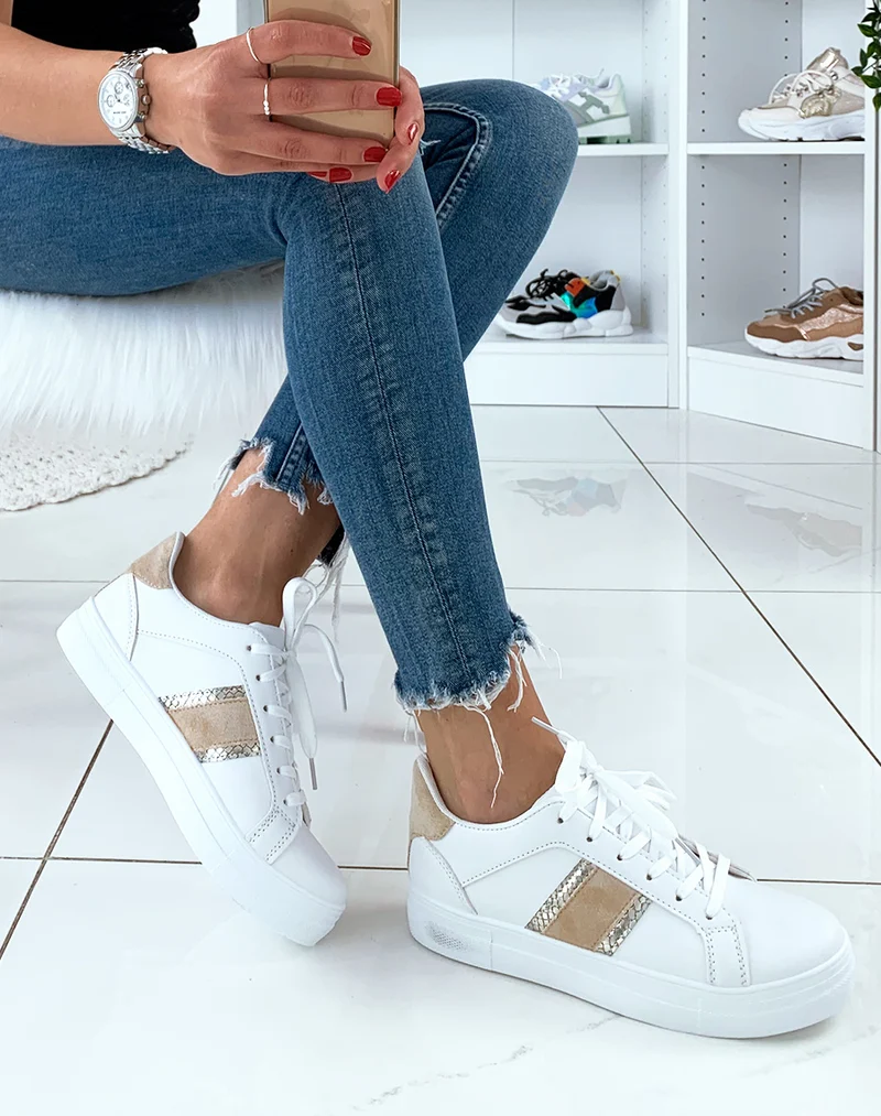 Baskets blanches à empiècements en suédine beiges et dorés python