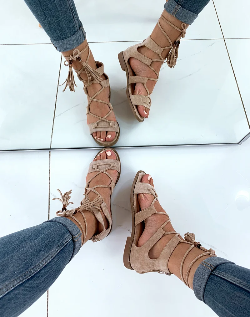 Nu-pieds en suédine beiges à multibrides entrecroisées