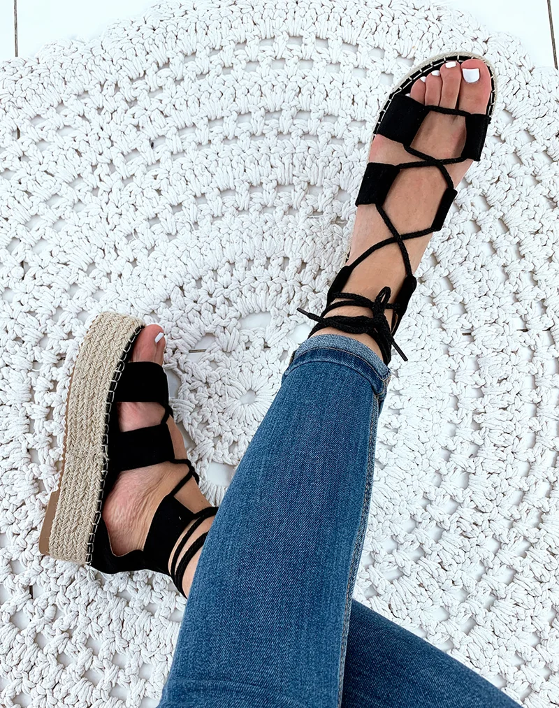 Nu-pieds en suédine noirs à plateforme et à lacets