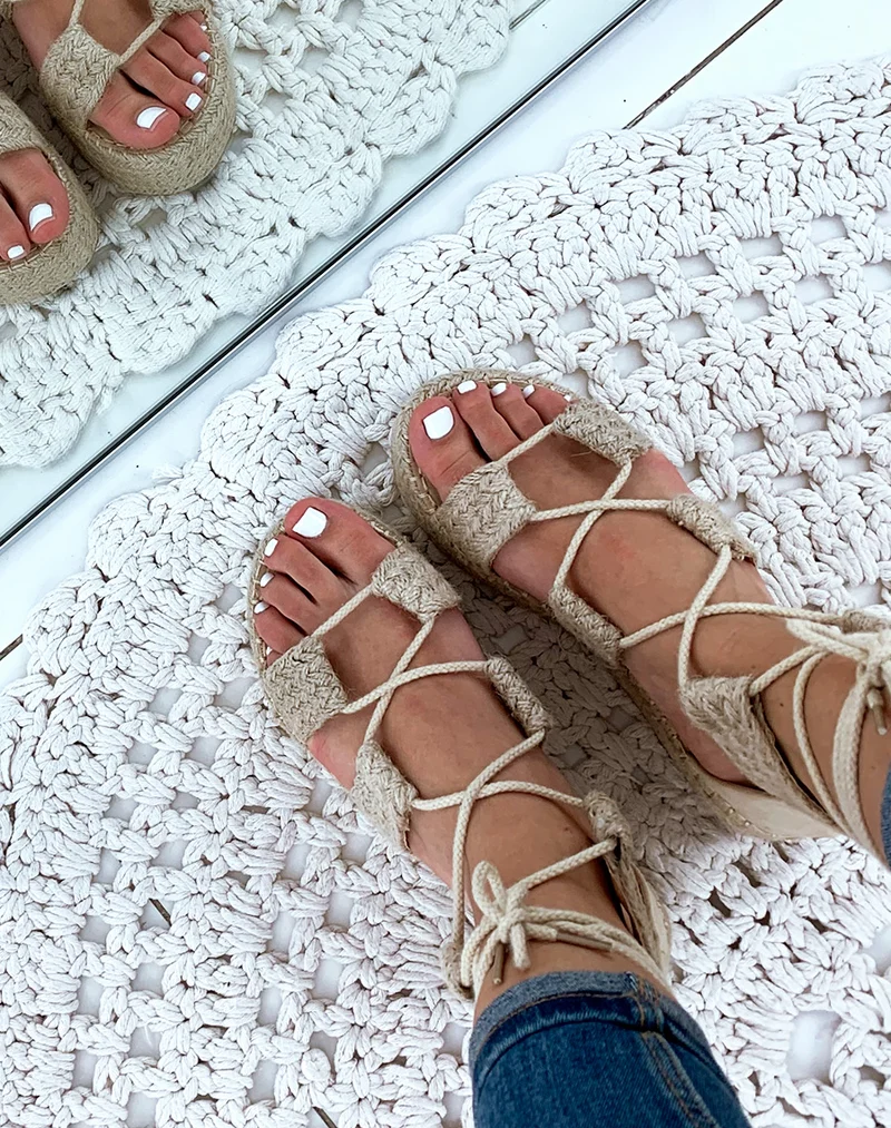 Nu-pieds en osier beiges à plateforme et à lacets
