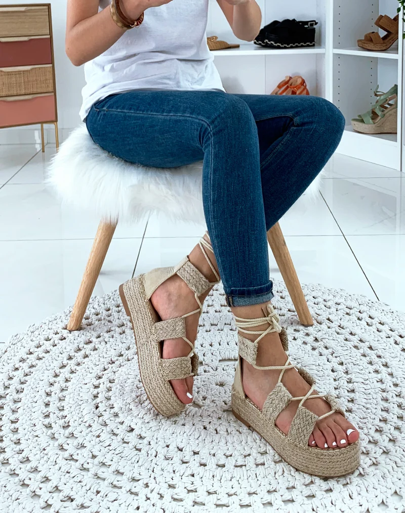 Nu-pieds en osier beiges à plateforme et à lacets