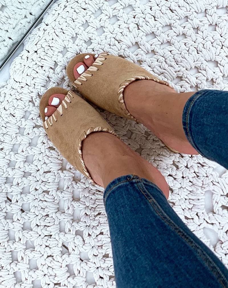 Mules à talons en suédine beiges à détails fantaisies