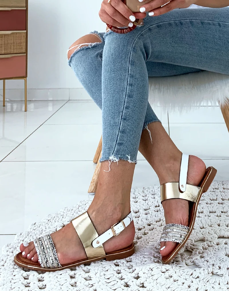 Sandales blanches avec grosse bride dorée
