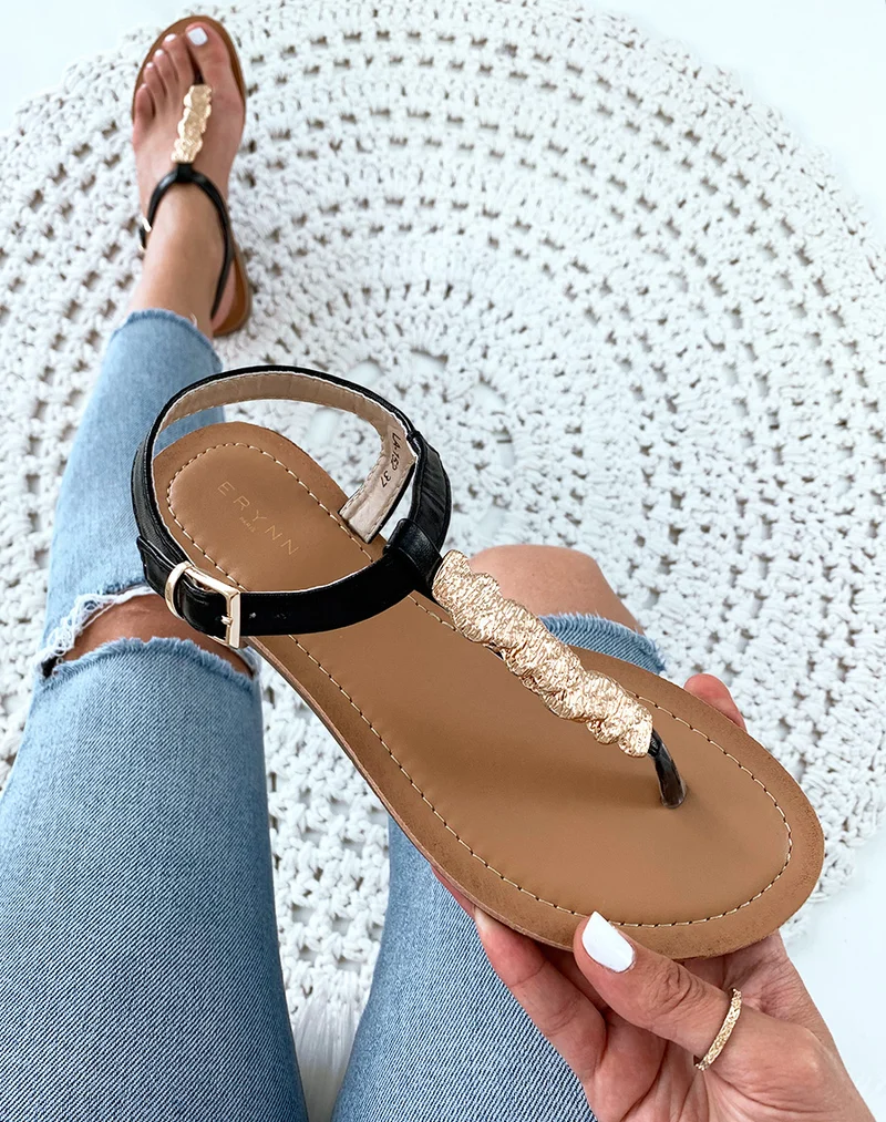 Nu-pieds noires?? bijoux dor?s?frapp?s