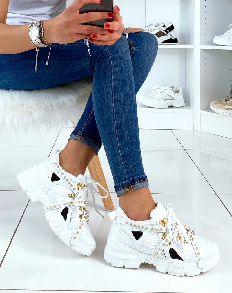 Baskets à lanières cloutées