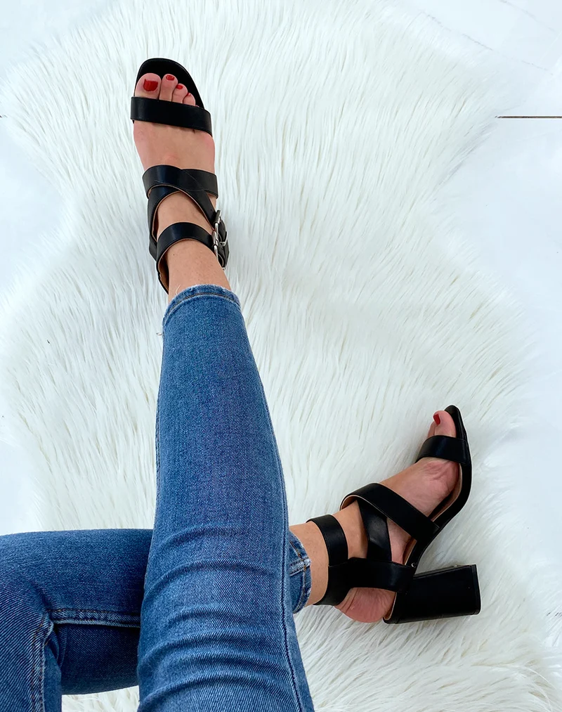 Sandales noires à talons et à multiples brides