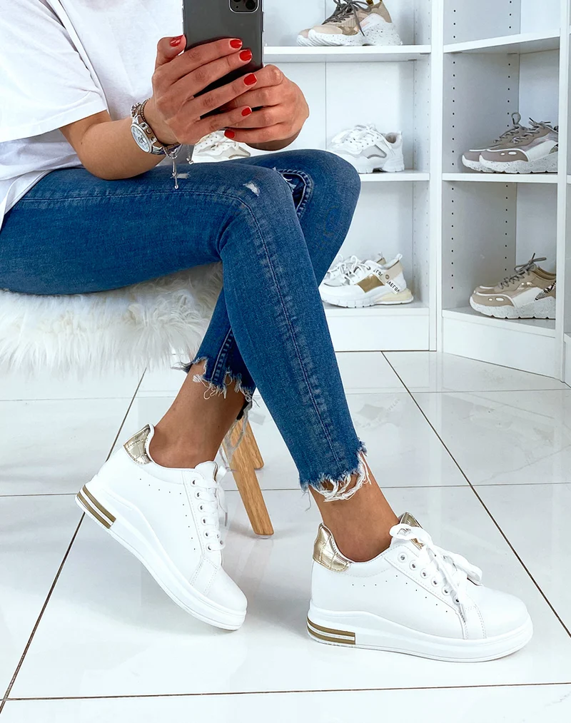 Baskets blanches compensées à empiècements dorés effet croco