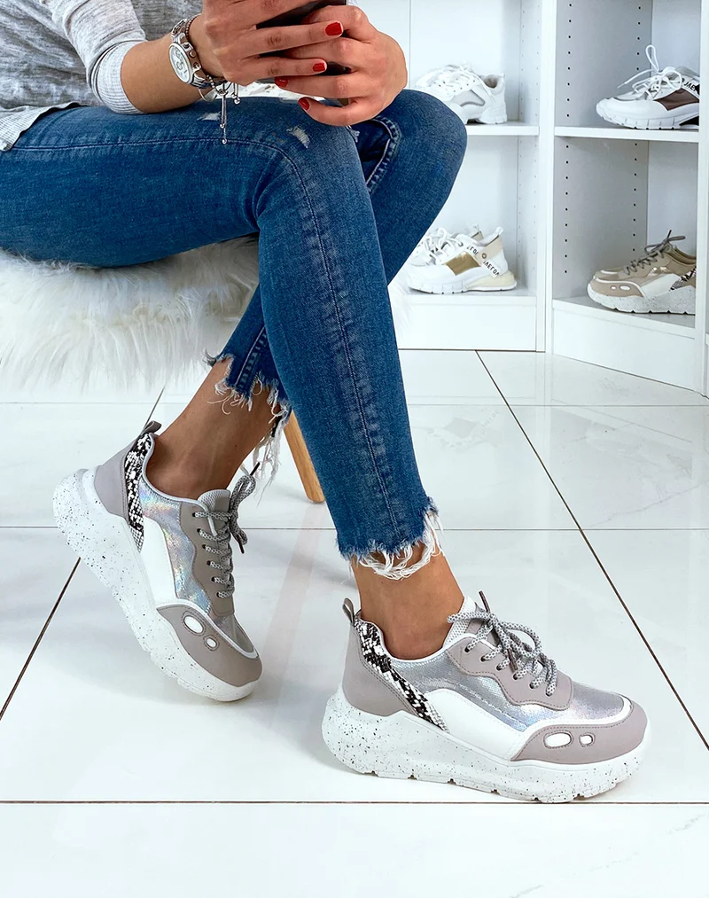 Baskets grises et blanches à empiècements dorés et python
