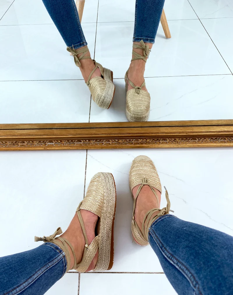 Espadrilles dorés ouvertes et à lacets