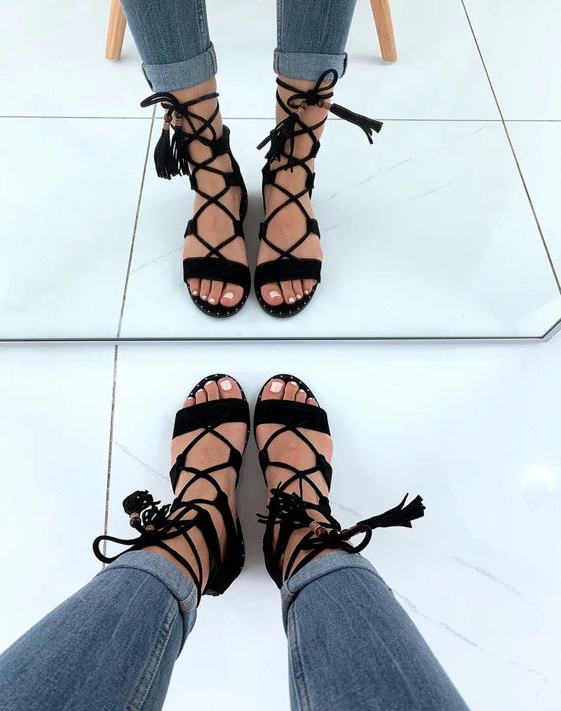 Nu-pieds en suédine noirs à multibrides entrecroisées