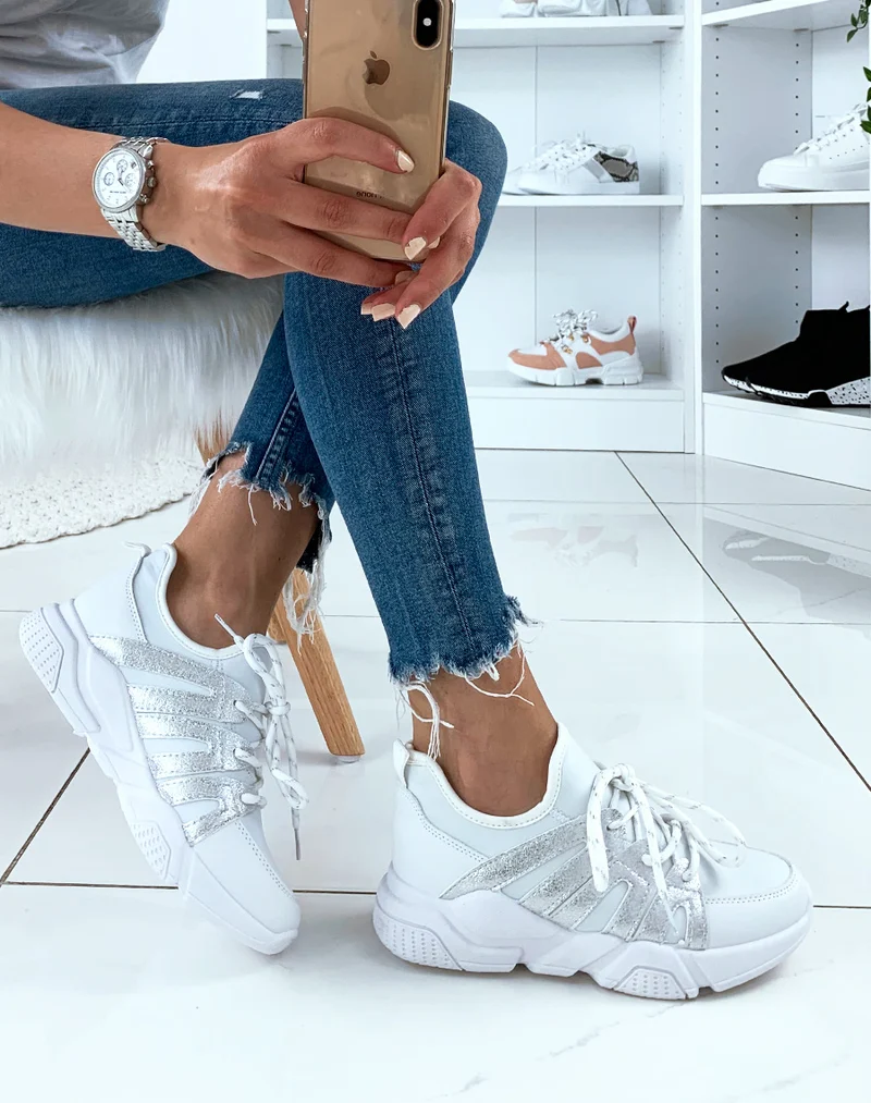 Baskets blanches à empiècements argentés et lacets fantaisies