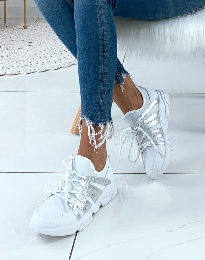 Baskets blanches à empiècements argentés et lacets fantaisies