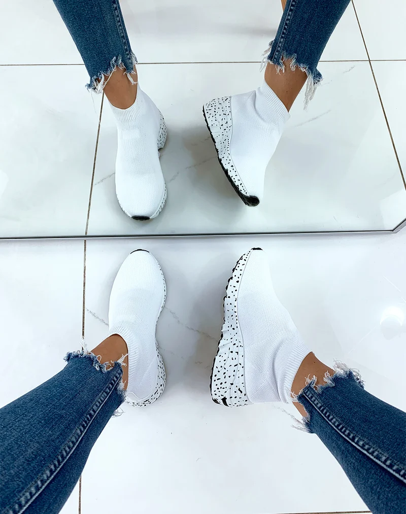 Baskets blanches en forme de chaussettes à semelles fantaisies