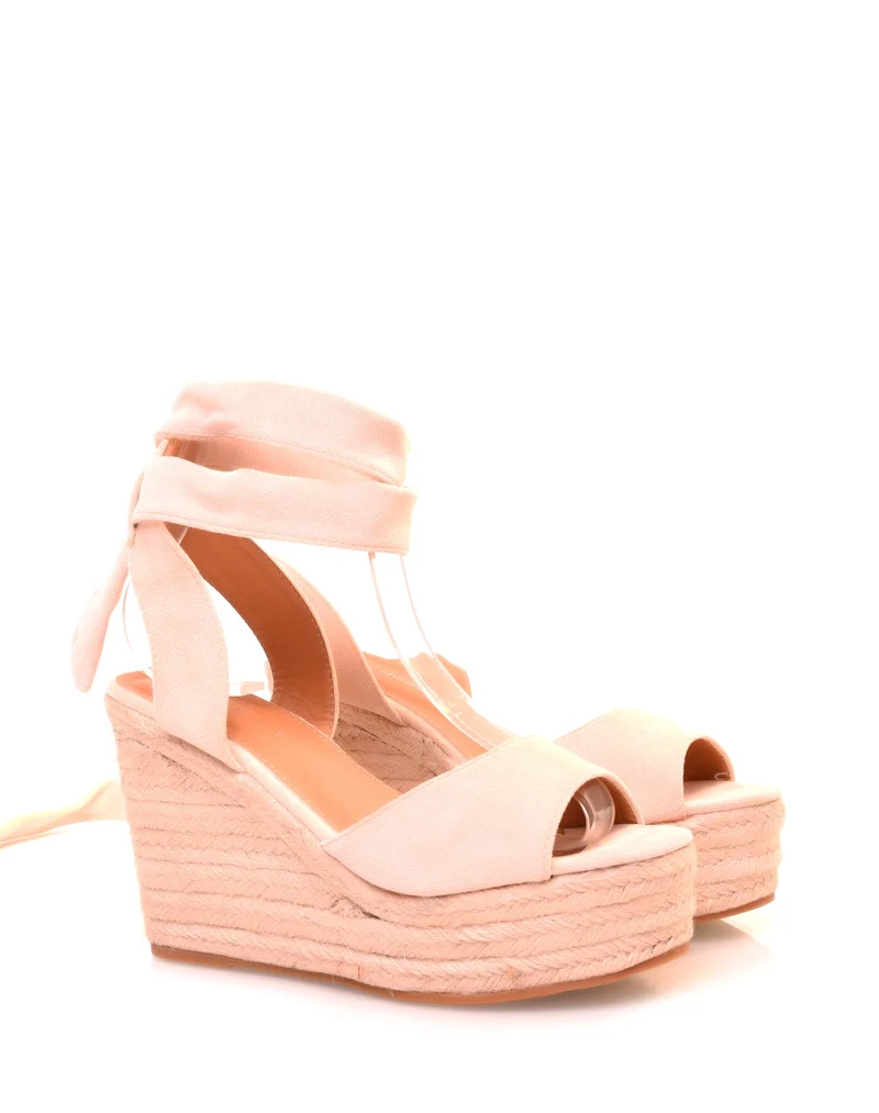 Sandales à talons compensés à lacets en suédine beige