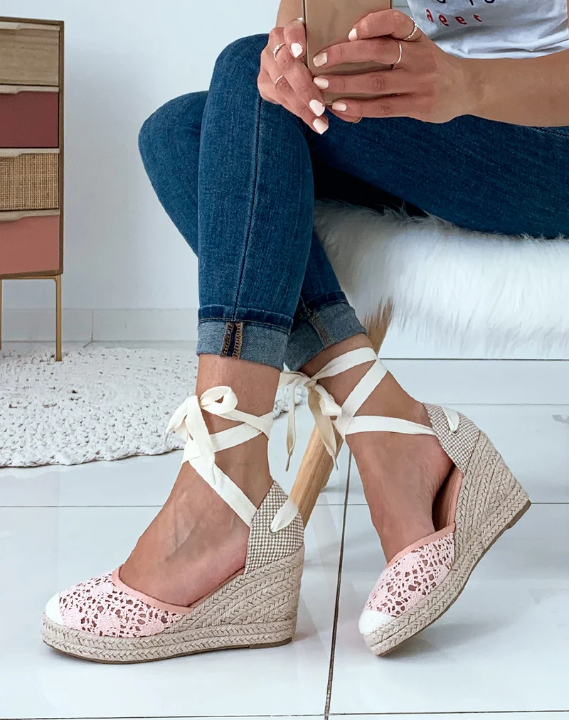 Espadrilles à talons compensés en dentelle rose à lacets