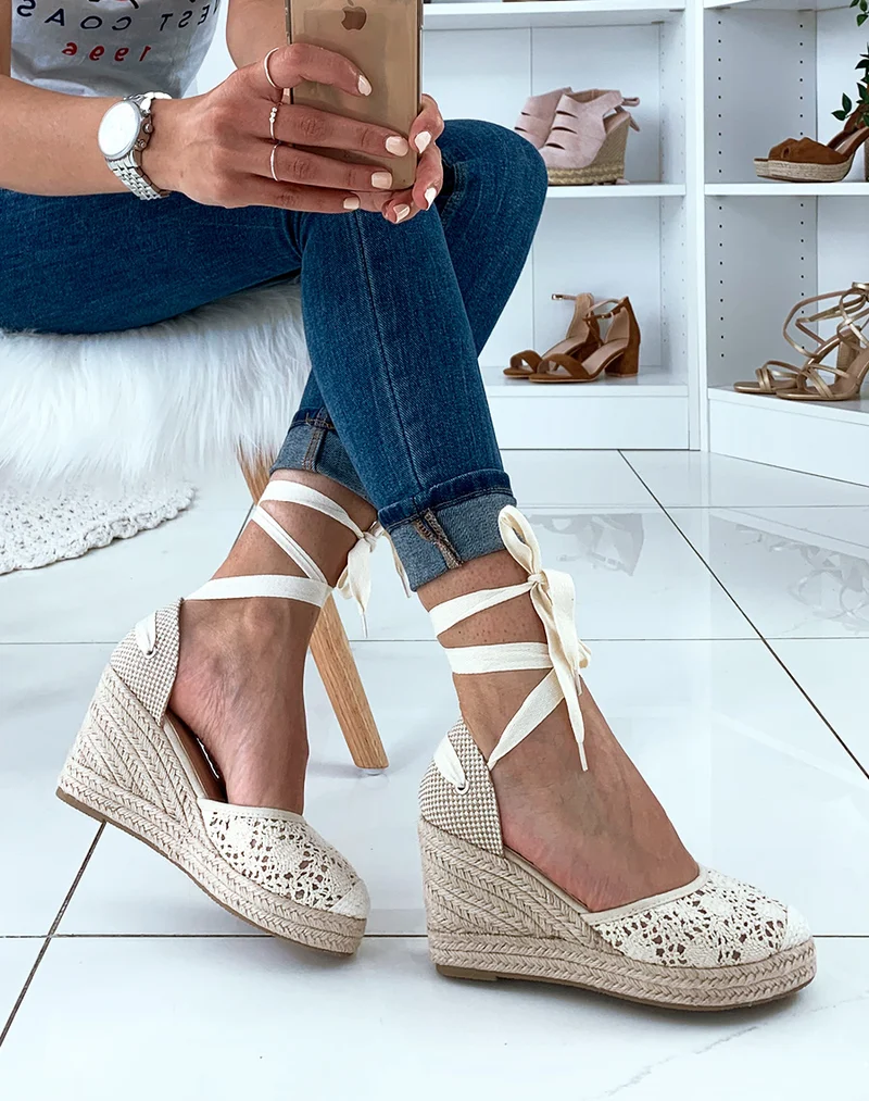 Espadrilles à talons compensés en dentelle beige à lacets