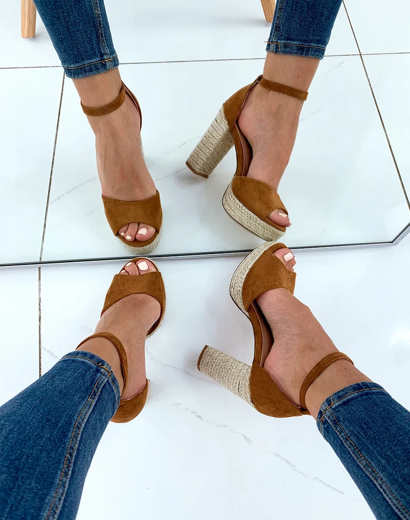Sandales en suédine camel à talons et plateformes en corde