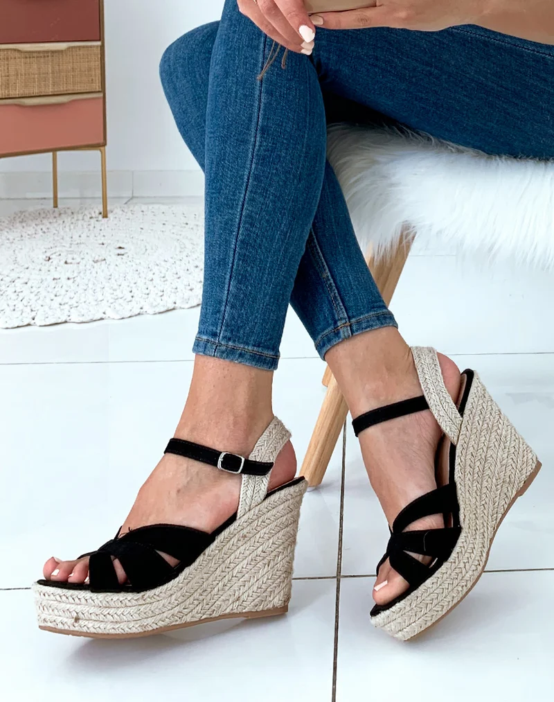 Sandales en suédine noires à talons compensés