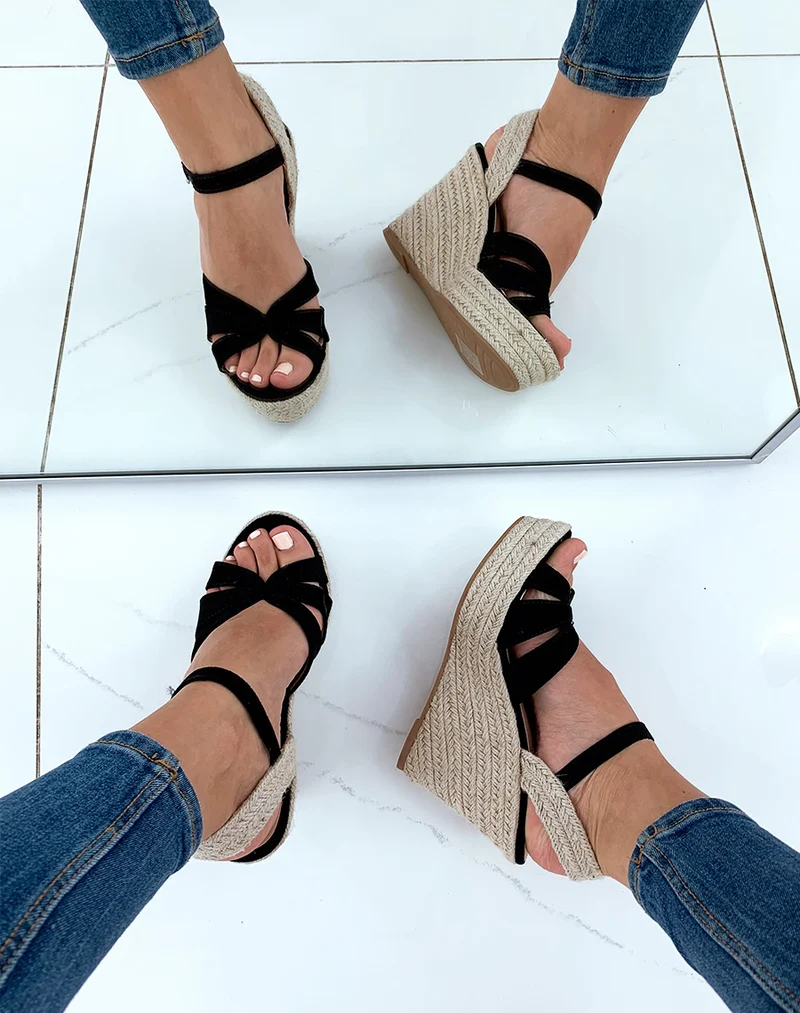 Sandales en suédine noires à talons compensés