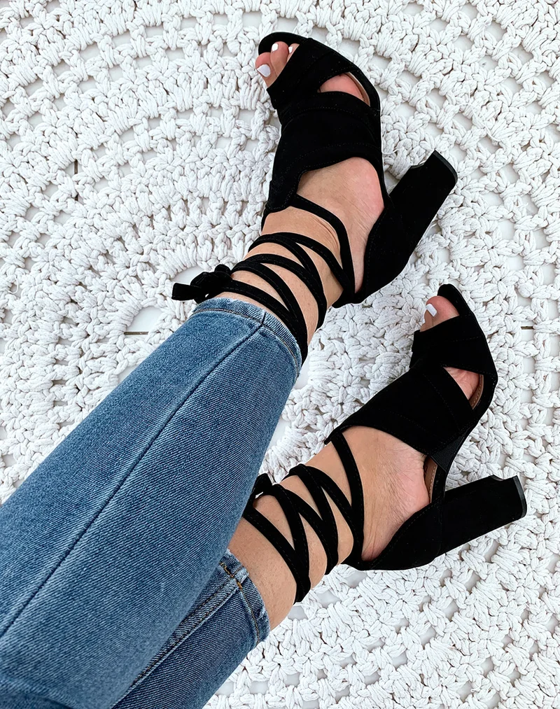 Sandales à talons noires en suédine à lacets