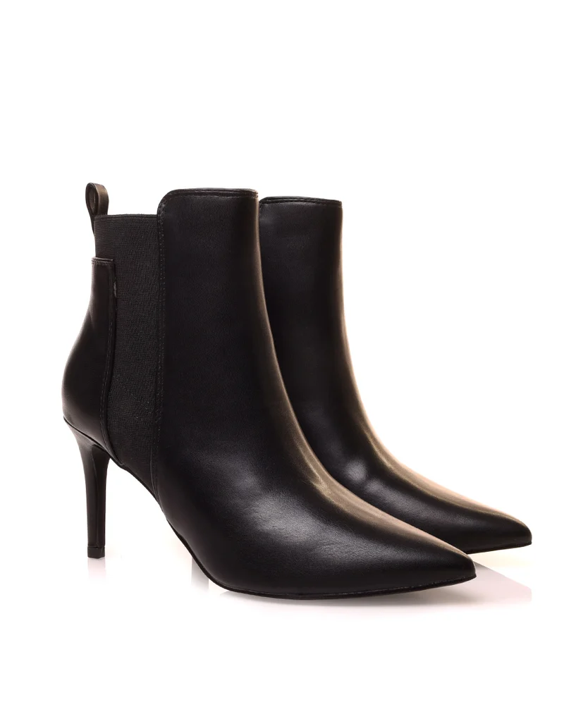 Bottines à talons aiguilles noires et à bout pointu