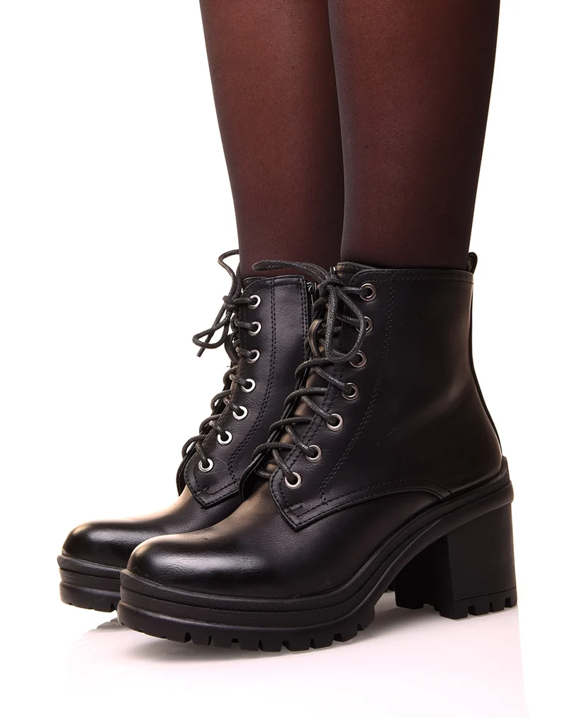 Bottines noires à talons et à lacets