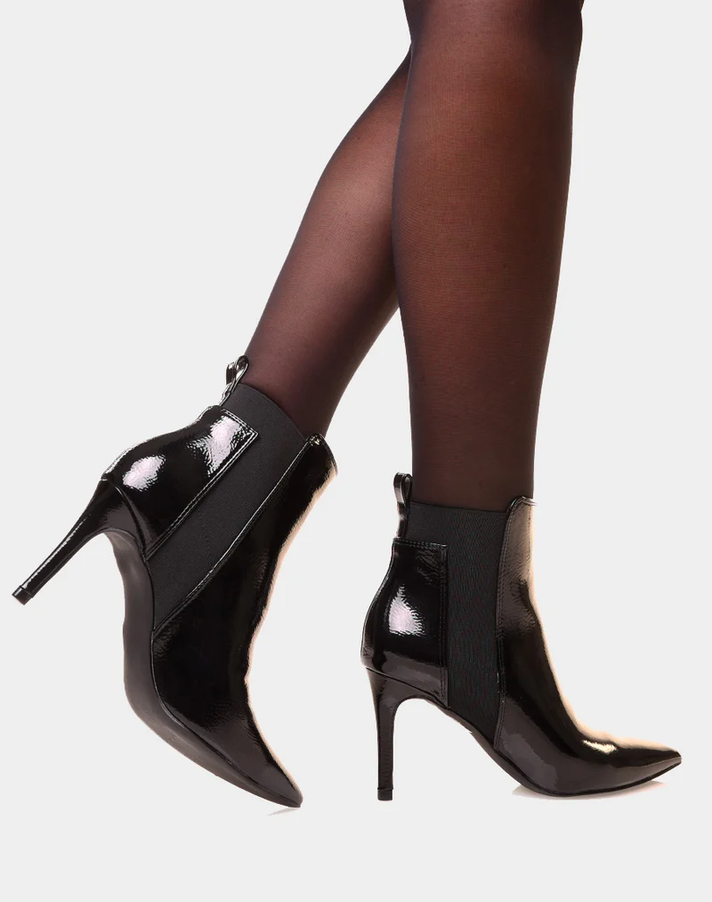 Bottines à talons aiguilles noires vernies et à bout pointu