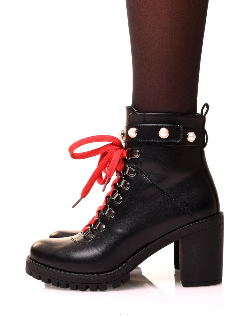 Bottines noire à talon et à lacet rouge