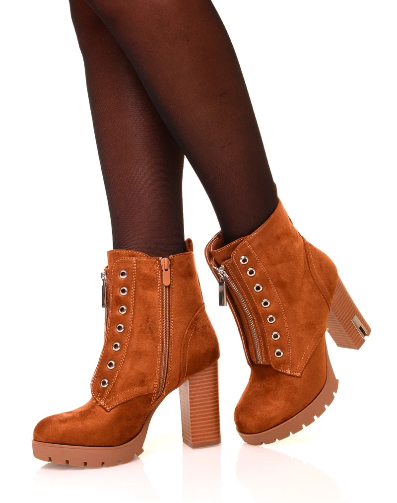 Bottines en suédine camelles à talons hauts