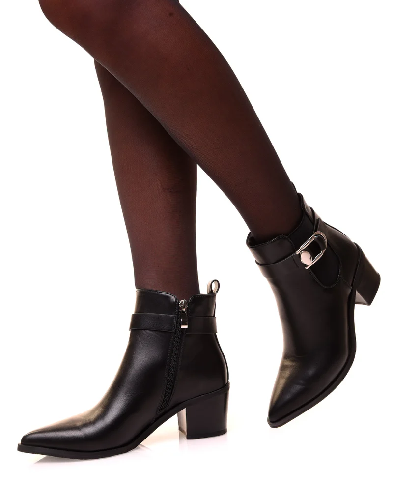 Bottines noires à talons et à bout pointu ajourées d’une boucle