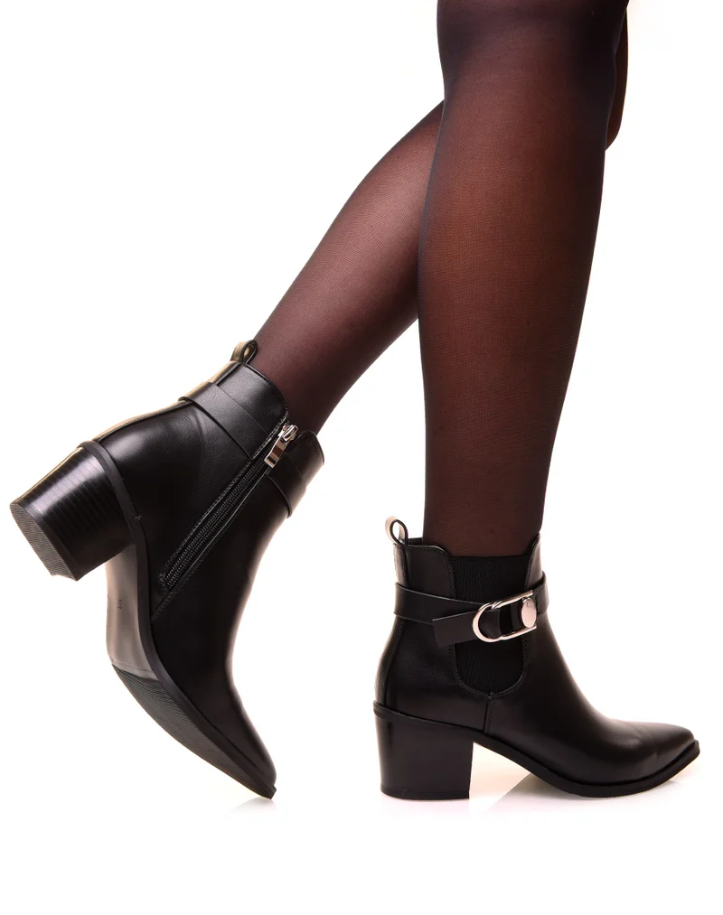 Bottines noires à talons et à bout pointu ajourées d’une boucle