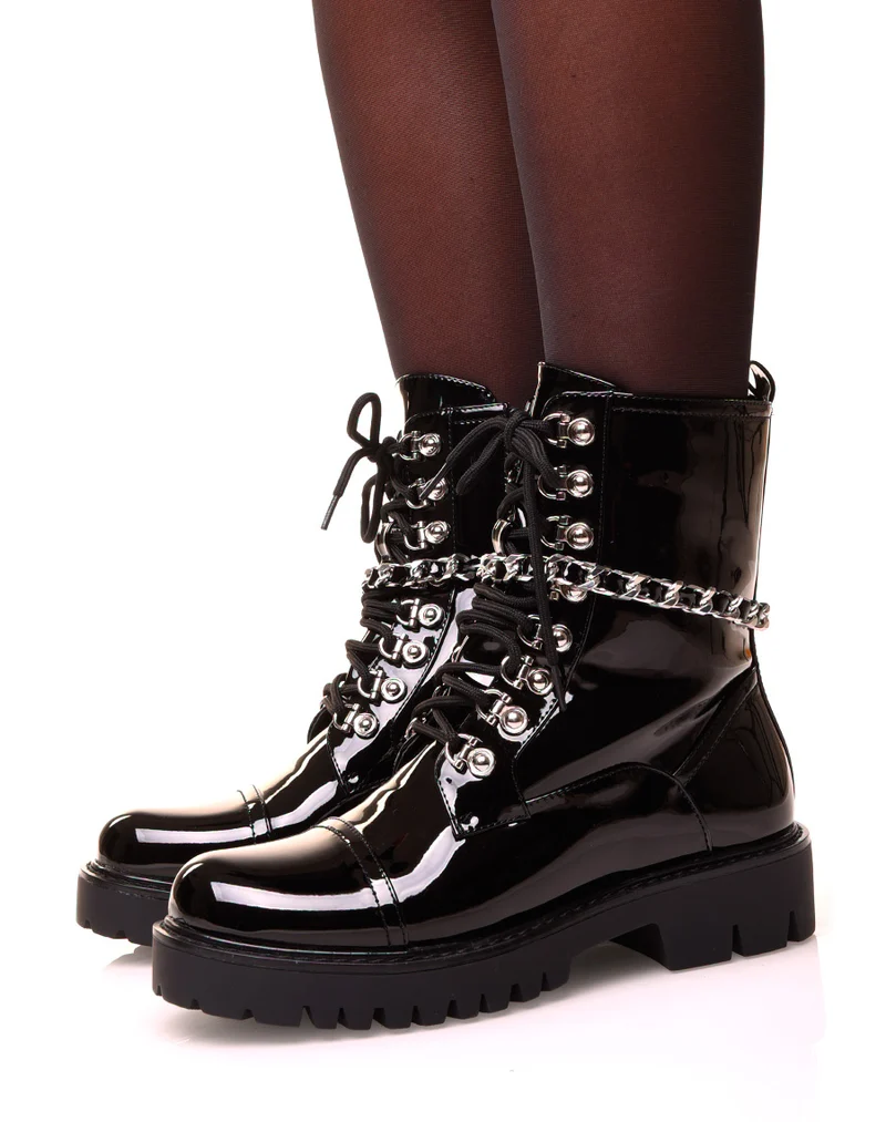 Bottines montantes noires vernies ajourées d’une chaîne