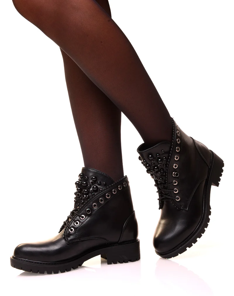 Bottines noires ajourées de perles