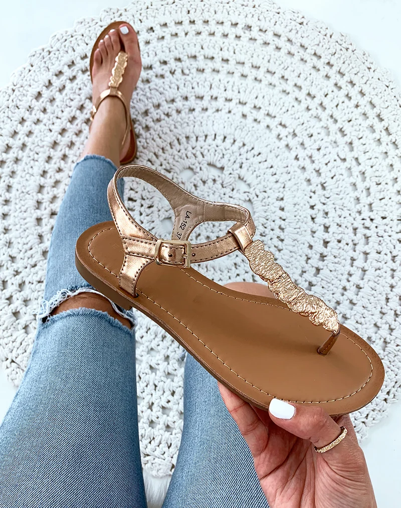 Nu-pieds champagne?? bijoux dor?s?frapp?s