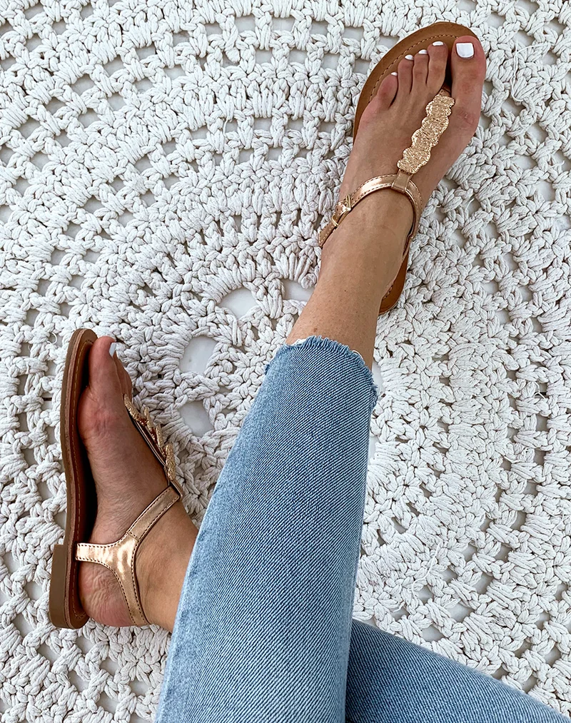 Nu-pieds champagne?? bijoux dor?s?frapp?s
