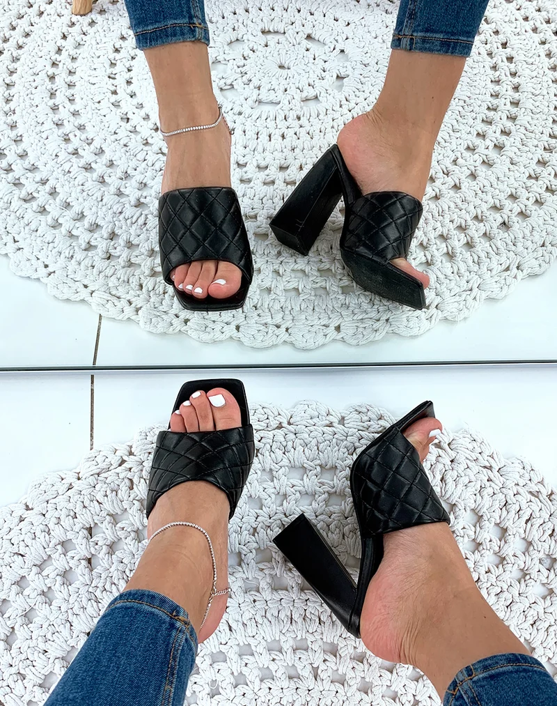 Mules noires à talons carrés et à larges brides matelassées