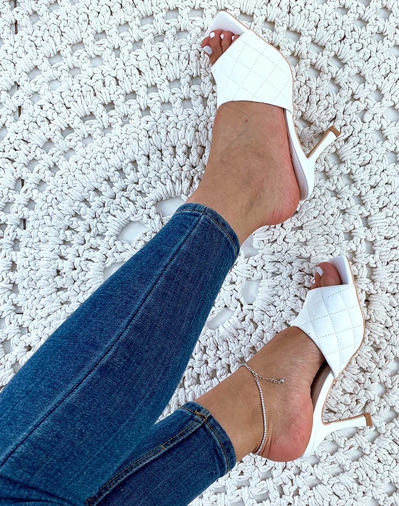 Mules blanches à talons et à larges brides matelassées