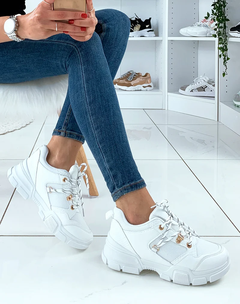 Baskets bi-matières blanches à semelles compensées et à lacets fantaisies