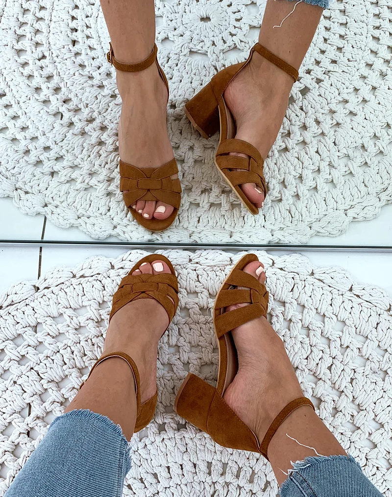 Sandales en suédine camel à petits talons carrés et larges brides fantaisies