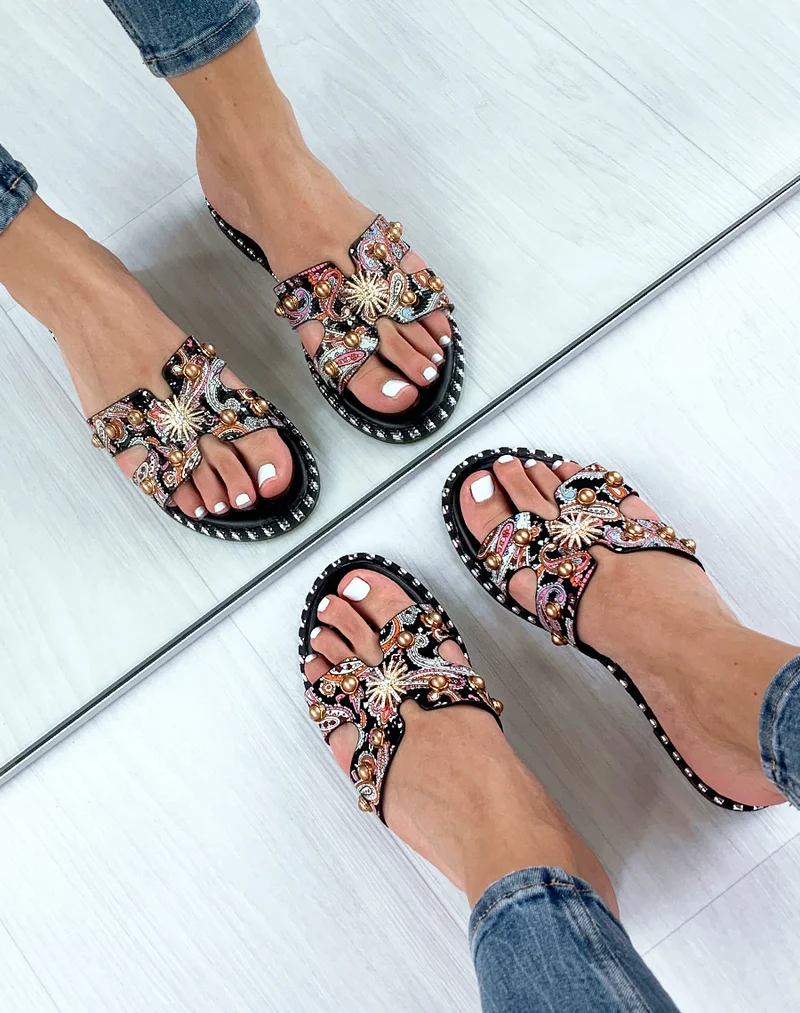 Mules noires à ornement