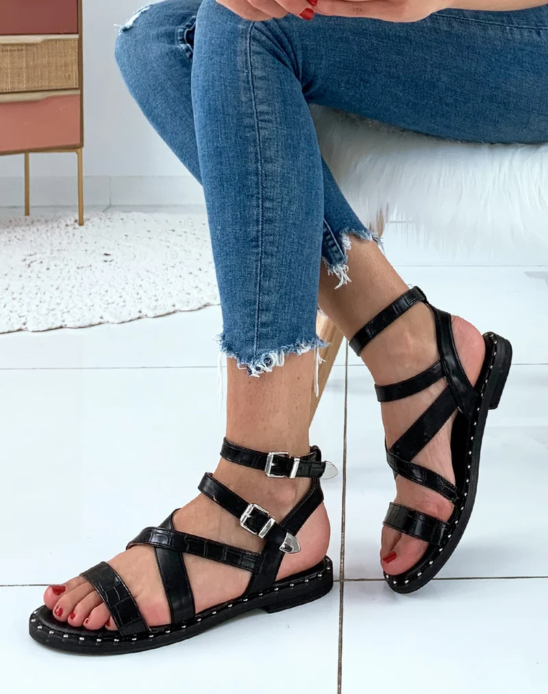 Nu-pied noire à semelle cloutée