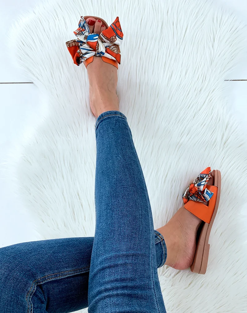 Nu-pied orange à foulard noué
