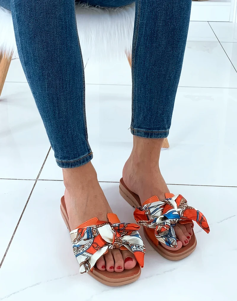 Nu-pied orange à foulard noué