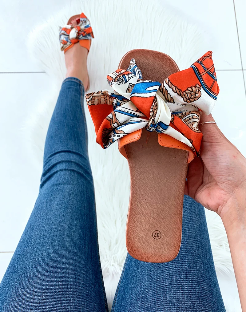 Nu-pied orange à foulard noué