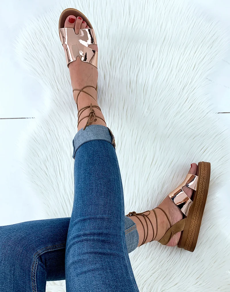 Compensée en cuir bronze effet miroir à lacets cheville