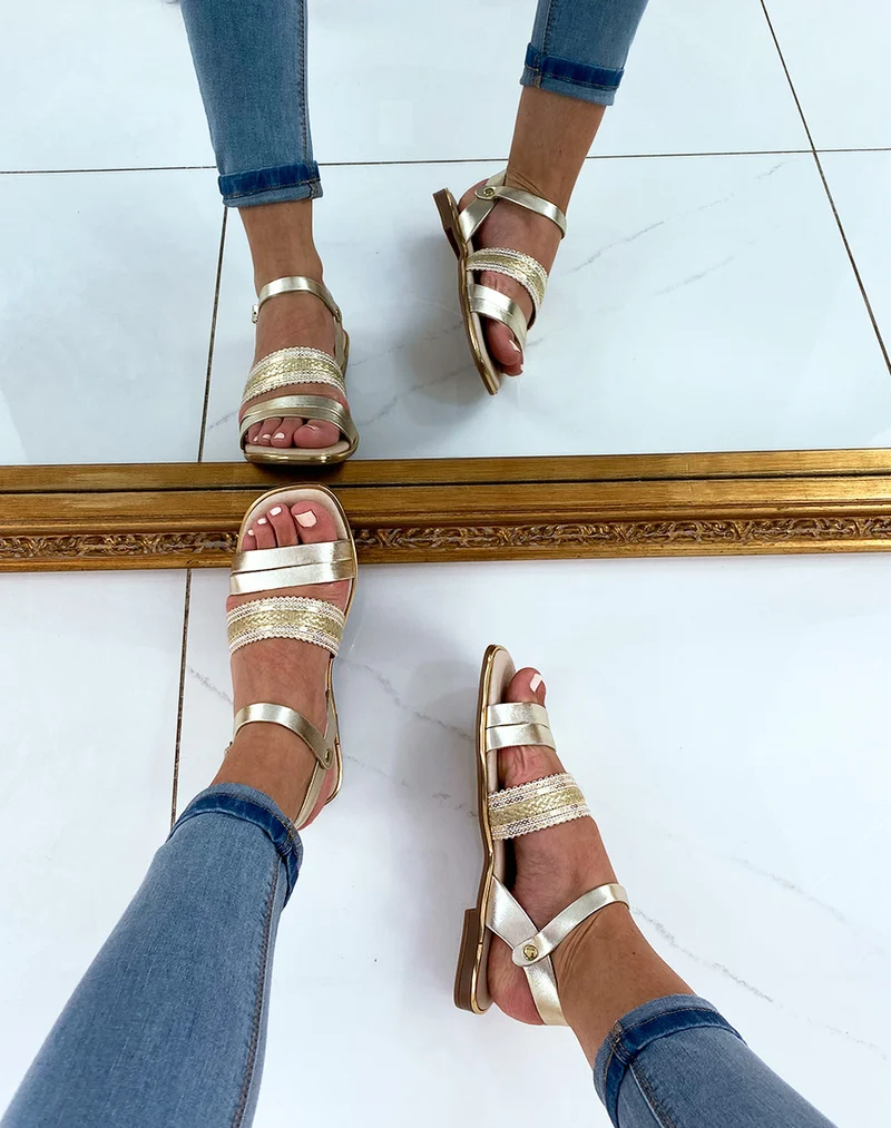 Nu-pied dorée en cuir à bride tressée