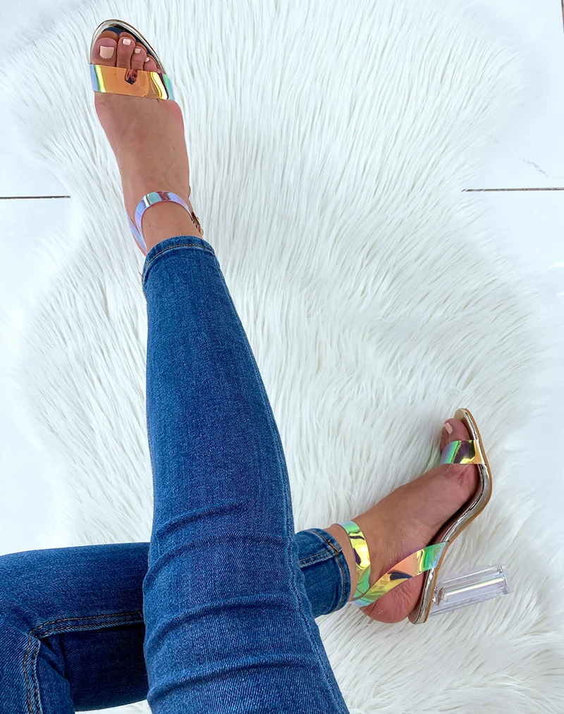 Sandales dorées à talons transparents et à brides holographiques