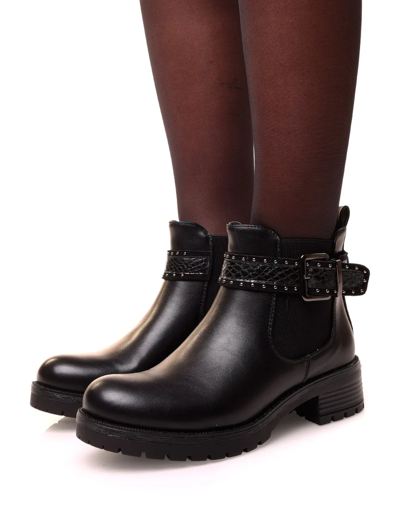 Chelsea boots noires ajourée d’une lanière cloutée