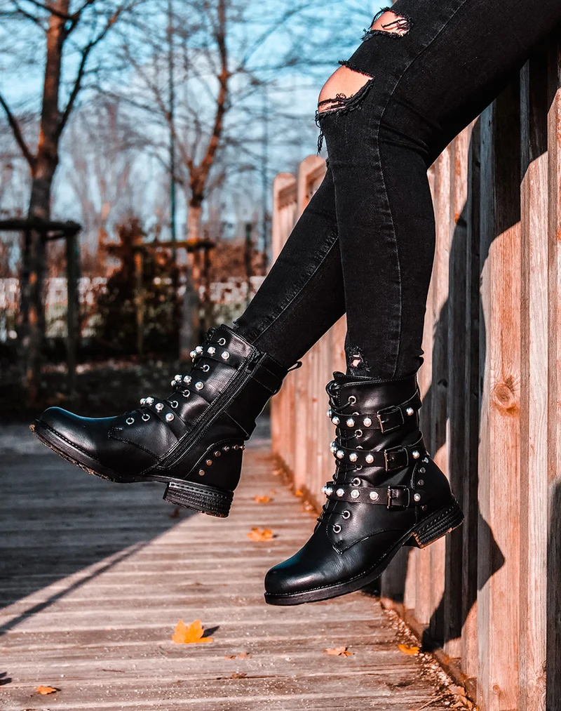 Bottines noires à lacets et lanières ornées de perles