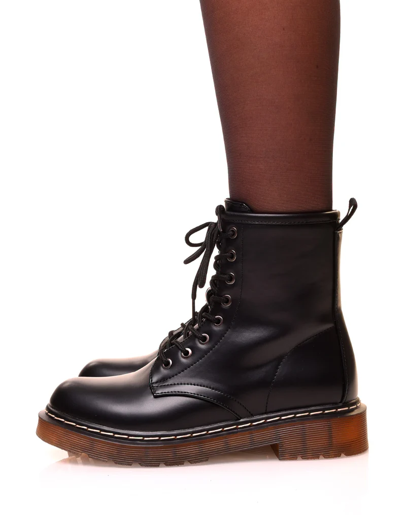 Bottines noires montantes effet mat à lacets